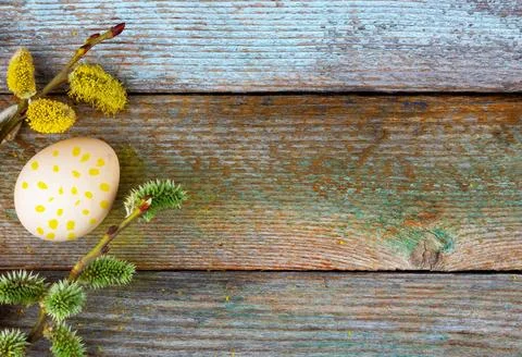 Easter composition of blooming willow twigs and Easter eggs with a pattern... Foto stock