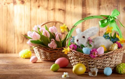 Easter composition with bunny in basket, spring flowers and colorful Easter.. Stockfoto's