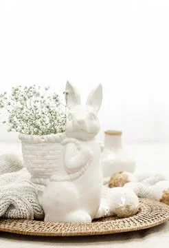 Easter composition with a ceramic hare and eggs. Foto stock