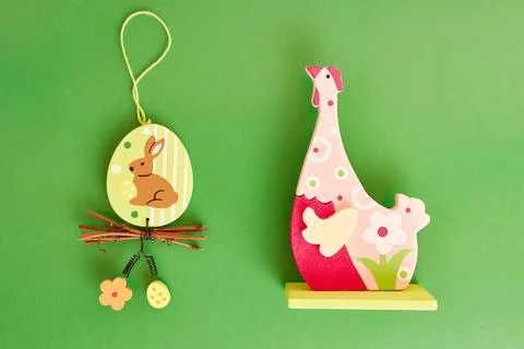 Easter composition of chicken and eggs on a green background. Easter celebr.. Stock Photos