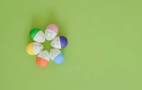 Easter composition with colored easter eggs on green background. Foto stock