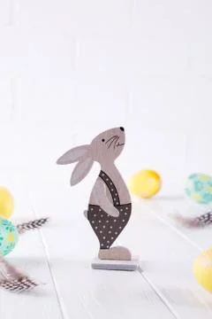 Easter composition with colorful easter eggs, decorative wooden bunny. Foto stock