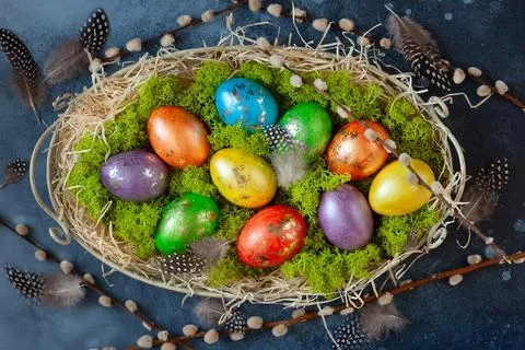 Easter composition with colorful Easter eggs and branches of pussy willows. Stockfoto's