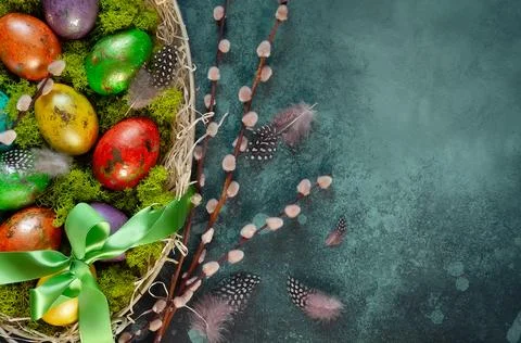 Easter composition with colorful Easter eggs and branches of pussy willows. Stockfoto's