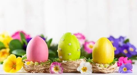 Easter composition with colorful Easter eggs  and spring flowers. Stockfoto's