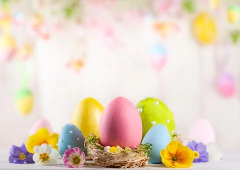 Easter composition with colorful Easter eggs  and spring flowers. Stockfoto's