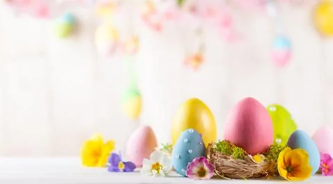 Easter composition with colorful Easter eggs  and spring flowers. Stock Photos