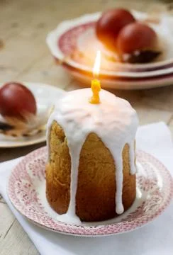 Easter composition with Easter cake and Easter eggs on a wooden background Stock-Fotos