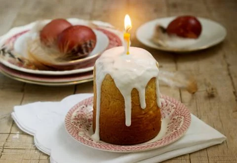 Easter composition with Easter cake and Easter eggs on a wooden background Foto stock