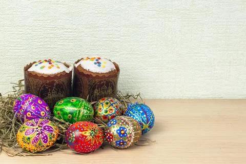 Easter composition - Easter cake and hand-painted eggs in a nest 库存照片