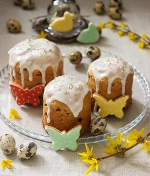 Easter composition of Easter cakes, biscuits, eggs and forsythia flowers. Rus Foto stock