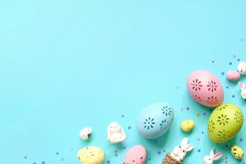 Easter composition. Easter eggs and easter bunny on pastel blue background. M Foto stock