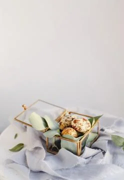 Easter composition. Easter eggs in a glass box on silk ribbons and on white a Foto stock