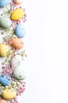 Easter composition of Easter quail eggs and flowers Stock Photos