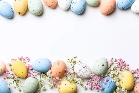 Easter composition of Easter quail eggs and flowers Stock-Fotos