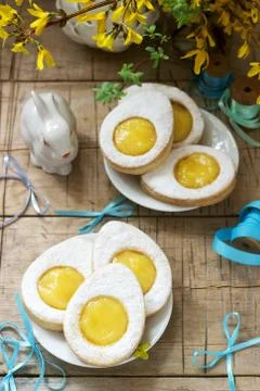 Easter composition with egg-shaped cookies filled with lemon curd, rabbit, bo Foto stock