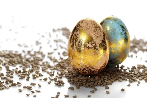 Easter composition with eggs and shells, top view. Ecological style. Foto stock