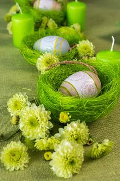 Easter composition - eggs in nests, flowers and candles. Foto stock
