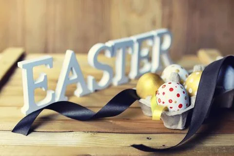 Easter composition flower and eggs various vintage elements on old worn ba... Foto stock