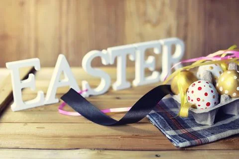 Easter composition flower and eggs various vintage elements on old worn ba... Foto stock
