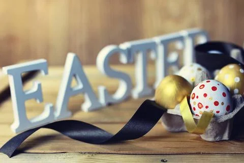 Easter composition flower and eggs various vintage elements on old worn ba... Foto stock