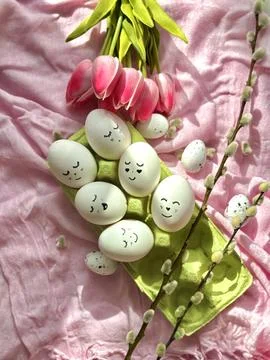 Easter Composition with Happy Easter Eggs and Spring Tulips Foto stock