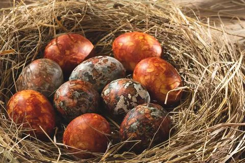 Easter composition - orange marble Easter eggs painted with natural dyes in a Stock Photos