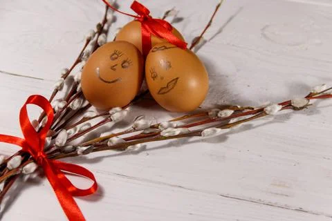 Easter composition with pussy willow twigs and eggs on white wooden table Foto stock