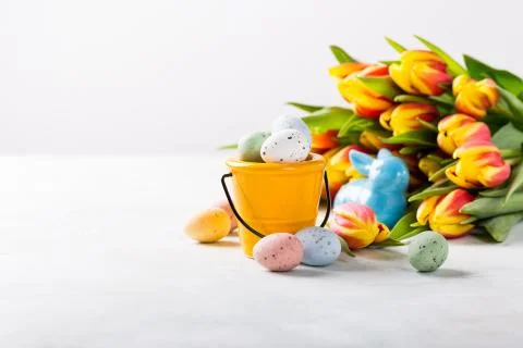 Easter composition with quail eggs and tulips Stock-Fotos