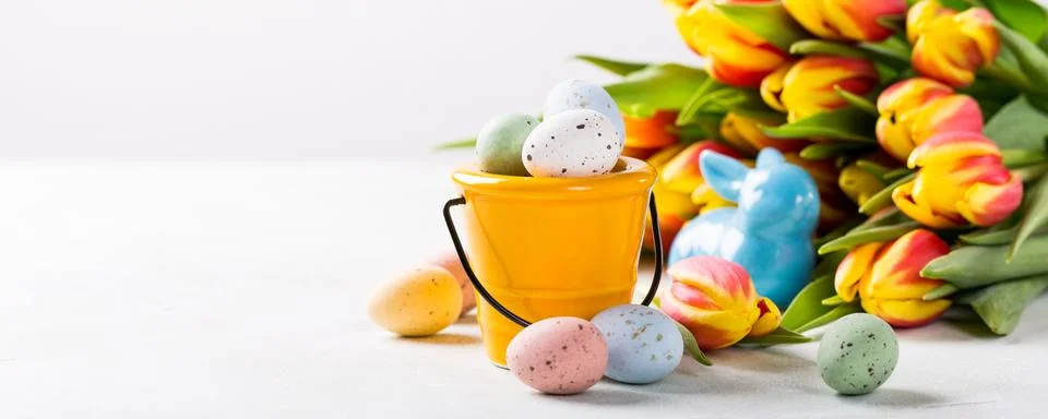 Easter composition with quail eggs and tulips Stock-Fotos