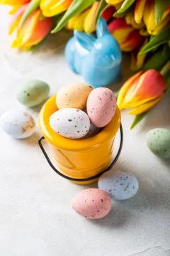Easter composition with quail eggs and tulips Foto stock