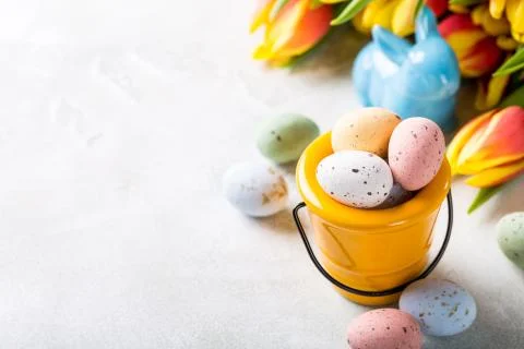 Easter composition with quail eggs and tulips Foto stock