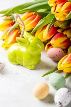 Easter composition with quail eggs and tulips Foto stock