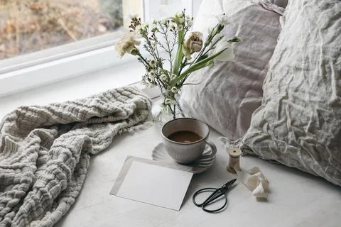 Easter composition. Spring still life. Cup of coffee, floral bouquet. Window Foto stock