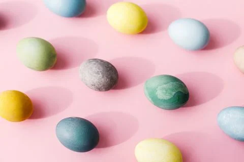 Easter composition. Stylish eggs flat lay on pink background. Modern eggs l.. Foto stock