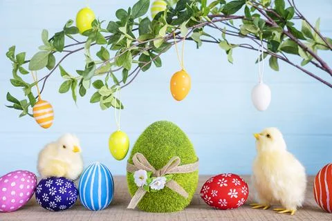 Easter composition with two yellow fluffy fledgling chickens. Foto stock