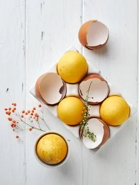 Easter composition with yellow eggs and flowers. Natural dyed colorful egg... Foto stock