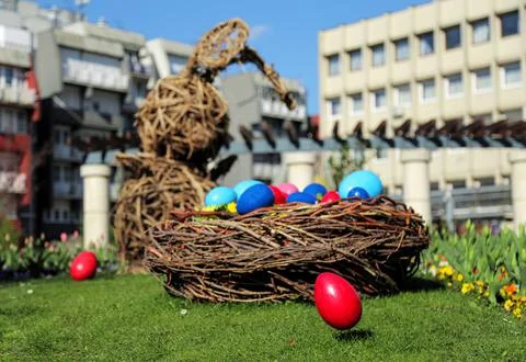 Easter concept. basket with Easter eggs on the grass. against the backdrop of Stock Photos
