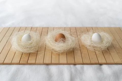 Easter concept. Easter decoration with eggs in natural color on a bamboo mat Foto stock