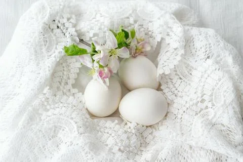 Easter concept. Easter decoration with hens and quail eggs Foto stock