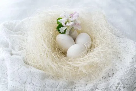 Easter concept. Easter decoration with hens and quail eggs Foto stock