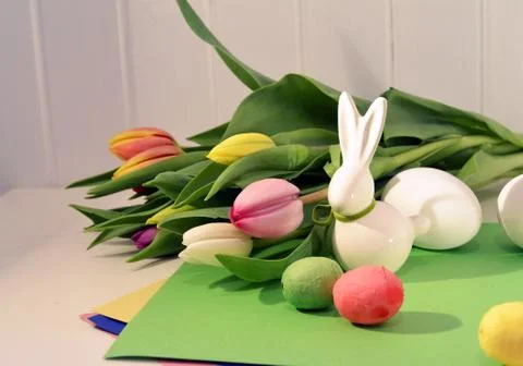 Easter concept, spring tulips and porcelain bunny Foto stock