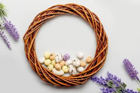 Easter concept. wreath with easter eggs on a light background Foto stock