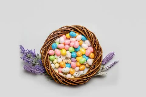 Easter concept. wreath with easter eggs on a light background Foto stock