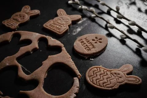 Easter cookie dough and cookie cutters in bunnies and eggs share. children fu Foto stock