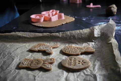 The Easter cookie dough and cookie cutters in bunnies and eggs share. child.. Foto stock