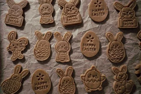 The Easter cookie dough and cookie cutters in bunnies and eggs share. child.. Foto stock