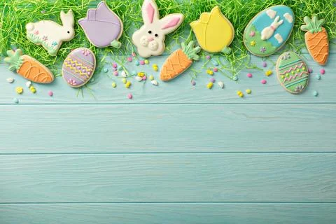 Easter cookies on blue table Foto stock