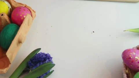Easter cookies. The girl cuts the cake for the Easter holiday 库存影片 150795124