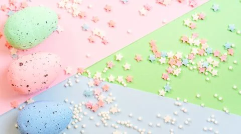 Easter creative composition with eggs on multicilored geometric background. Foto stock